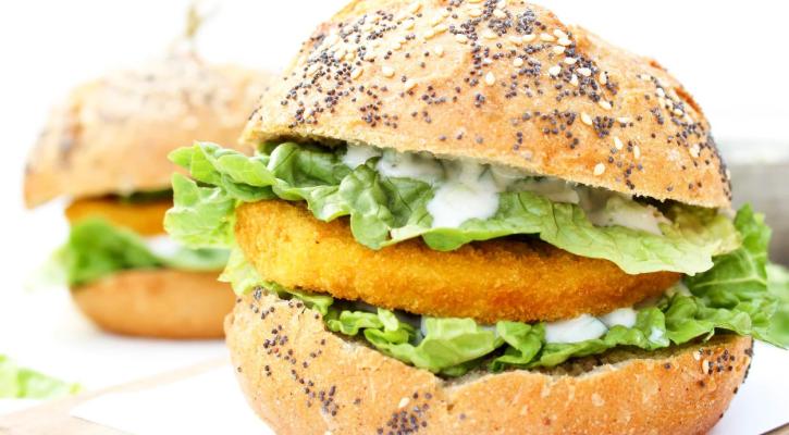 Schnitzel op een veggie burger 