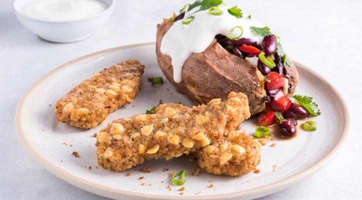 Chik'n Crispy Sticks met een gevulde zoete aardappel 