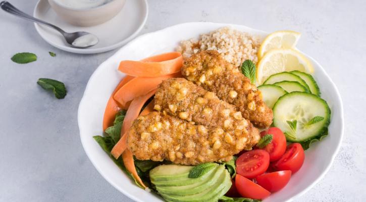 Chik'n Crispy Sticks in een salade bowl