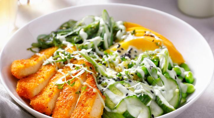 Schnitzel in een quinoa poké bowl met wasabi mayonaise