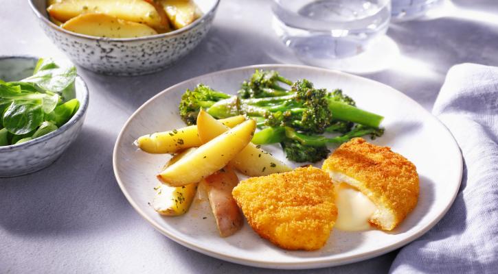 Gouda Schnitzel met aardappelwedges en pittige roergebakken bimi