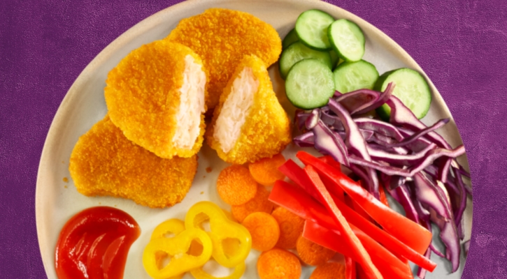 Chik'n Nuggets met oven gebakken aardappeltjes en kleurrijke groenten ​