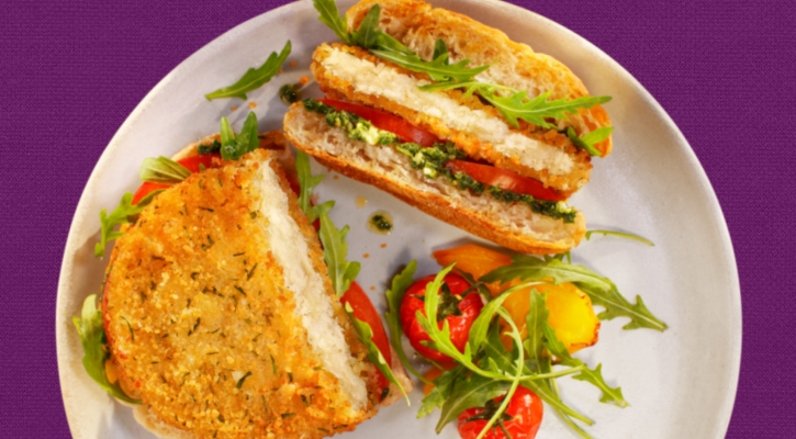 Mozzarella Burger op een ciabatta broodje met oven-gegrilde groente en pesto​