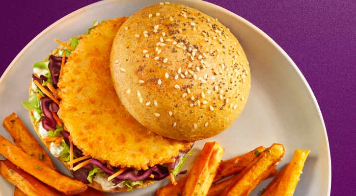 Crispy Chik'n Burger op een broodje met frisse rauwkost en verse zoete aardappel friet