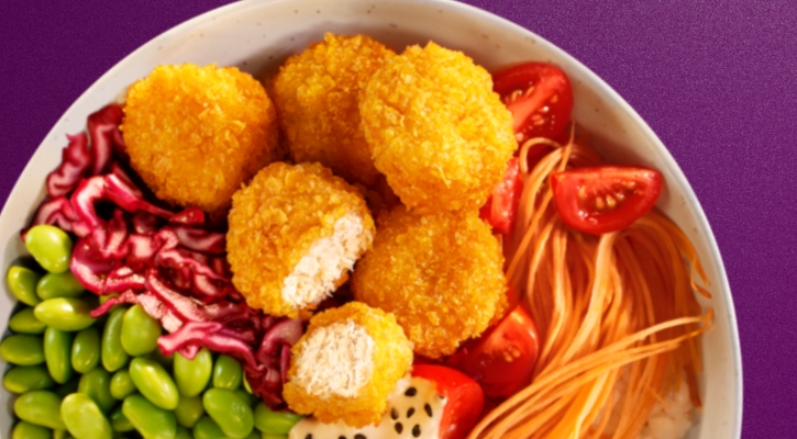 Crispy Chik'n Bites in een kleurrijke bowl met tahini dressing​
