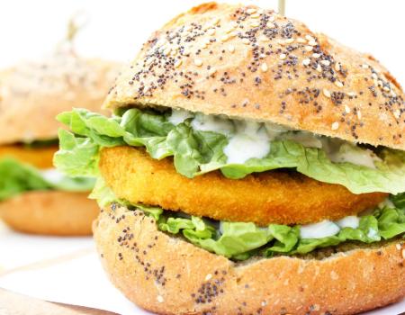 Schnitzel op een veggie burger 