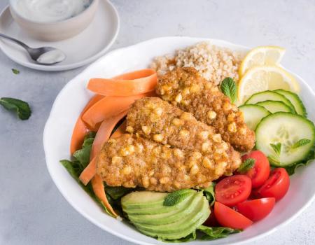 Chik'n Crispy Sticks in een salade bowl