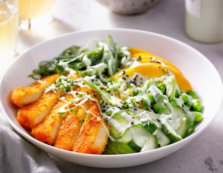 Schnitzel in een quinoa poké bowl met wasabi mayonaise