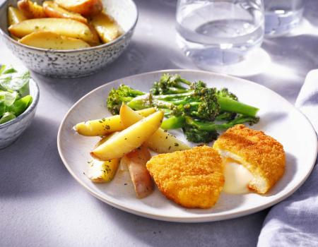 Gouda Schnitzel met aardappelwedges en pittige roergebakken bimi