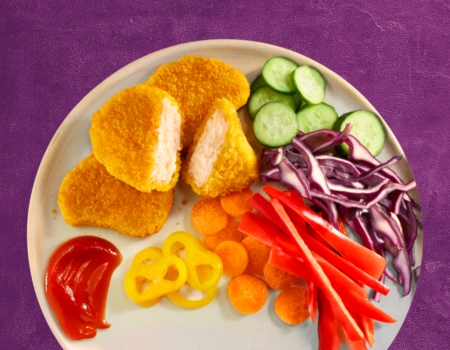 Chik'n Nuggets met oven gebakken aardappeltjes en kleurrijke groenten ​