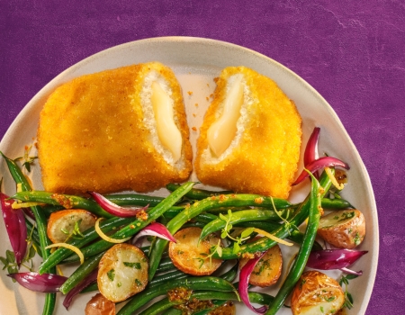 Gouda Schnitzel​ met ovengebakken krieltjes en lauwwarme salade van sperzieboontjes​